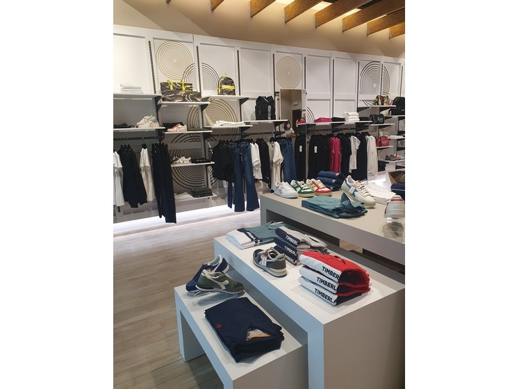 Arredamento Allestimento Negozio Abbigliamento Calzature