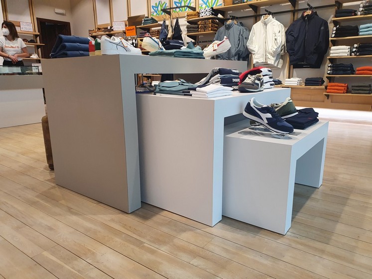 Arredamento Allestimento Negozio Abbigliamento Calzature