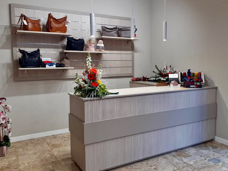 Arredamento Allestimento Negozio Abbigliamento Calzature